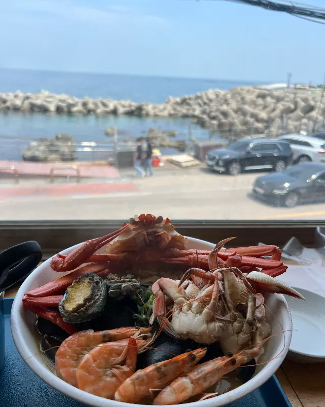 2층 창가석에서 바라본 바다 풍경