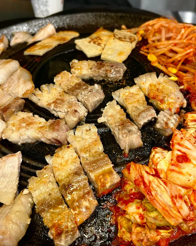 잘 구워진 꽃삼겹살