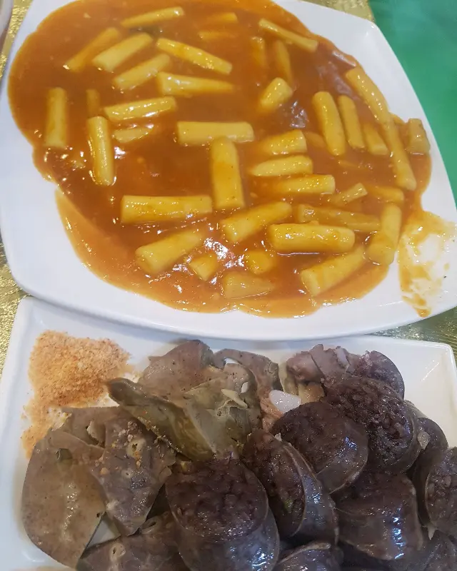 마늘 향이 솔솔 풍기는 떡볶이와 찰순대