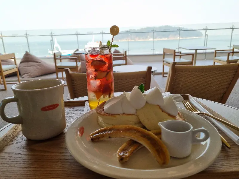 바다를 바라보며 디저트를 즐기는 모습