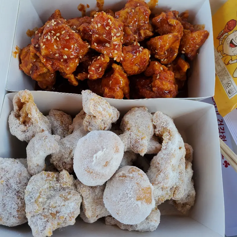후라이드 치킨과 양념 치킨