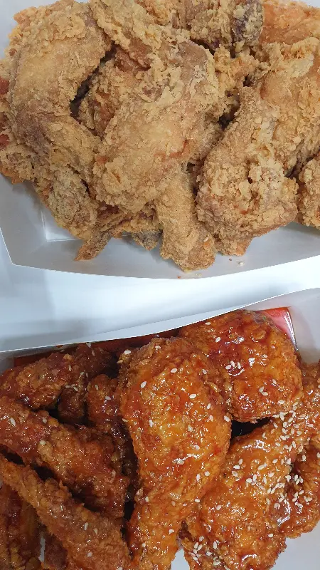 후라이드 치킨과 양념 치킨이 함께 담겨 있는 모습