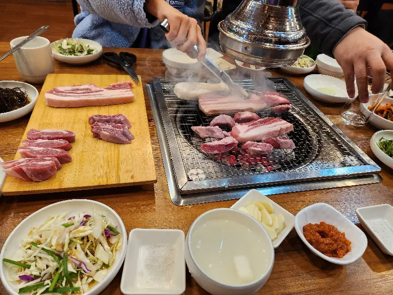 숯불에 구워지는 삼겹살