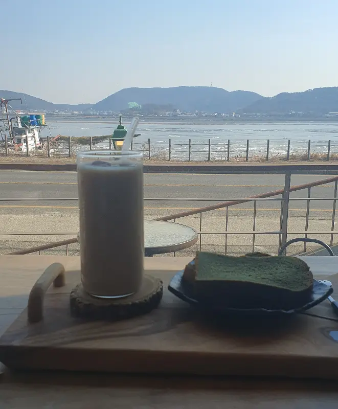 돌멘베이커리에서 바라본 바다 풍경과 쑥 식빵