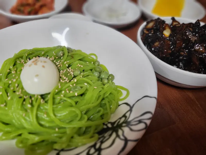 기본 반찬으로 나온 단무지와 김치