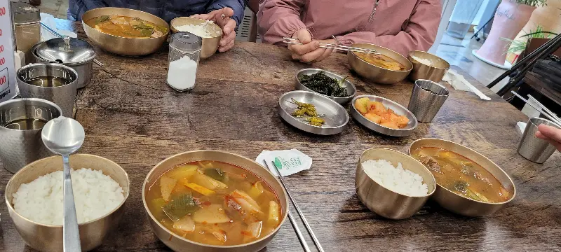 식사를 즐기는 사람들