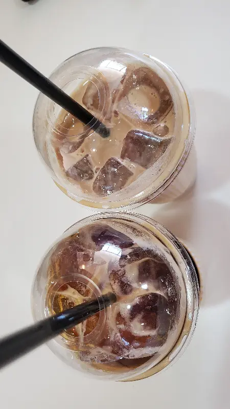 아이스 아메리카노의 모습. 시원한 커피 한 잔이 더위를 잊게 해준다.