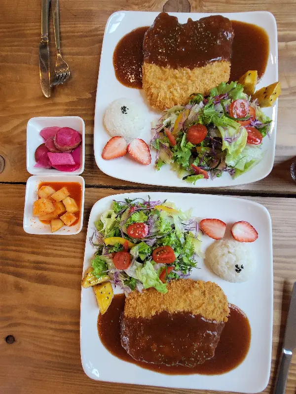 카페더그린 돈까스 전체샷