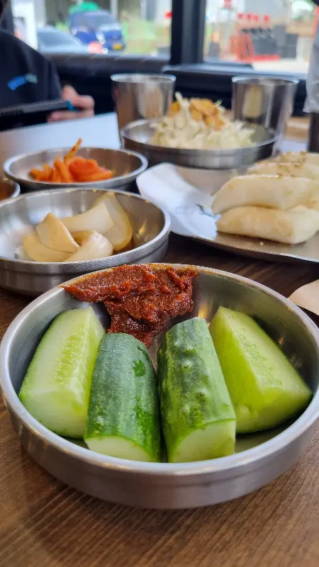 해닭 해물닭볶이의 푸짐한 밑반찬