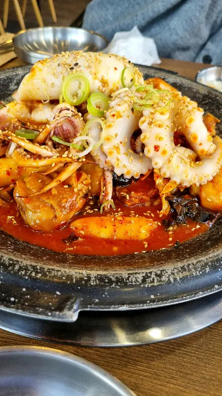 쫄깃한 쭈꾸미가 일품인 해물닭볶이