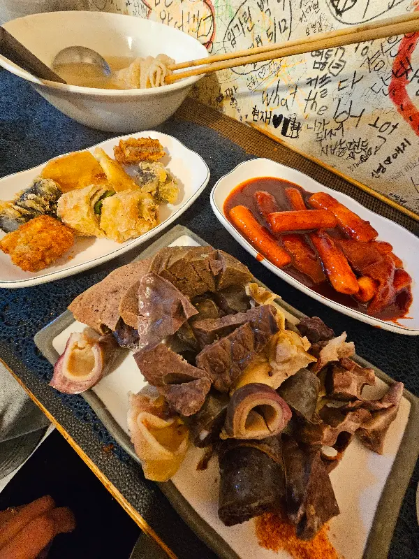 떡볶이, 순대, 튀김, 어묵 국물