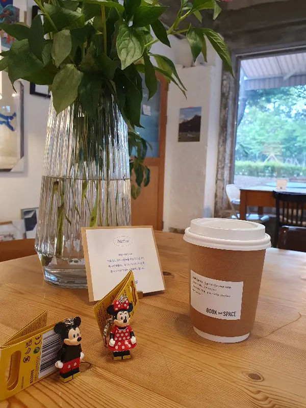 테이블 위의 소품