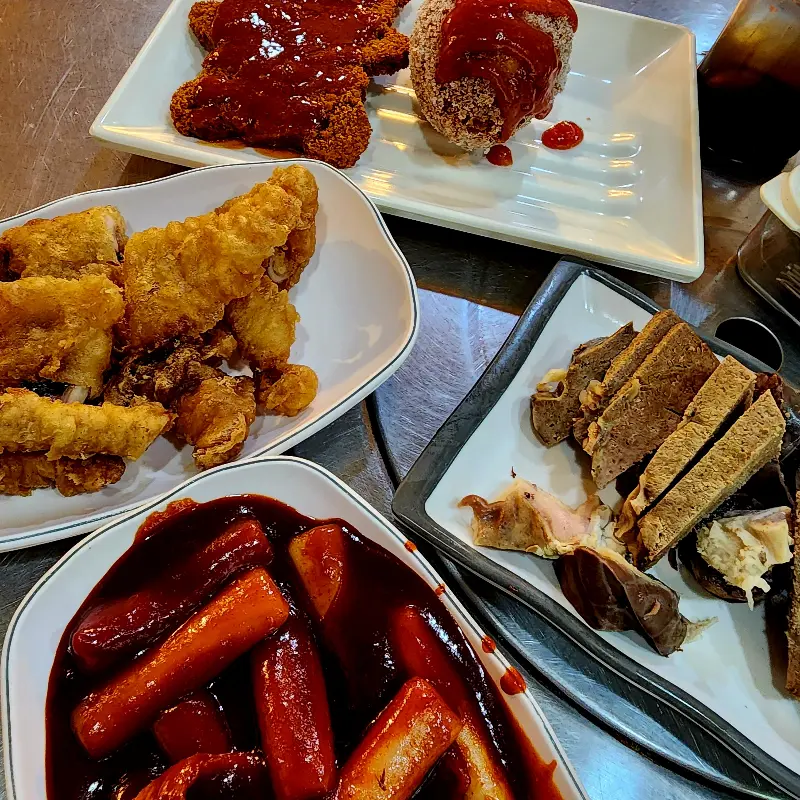 떡볶이, 순대, 튀김 한 상 차림