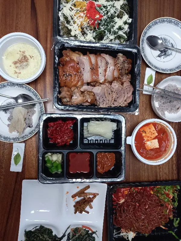 쟁반국수, 족발, 보쌈, 계란찜 등 푸짐한 한 상 차림