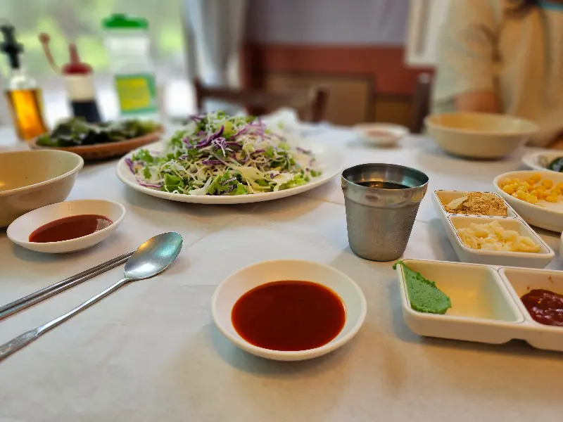 다양한 곁들임 메뉴들이 정갈하게 담겨 나온 모습