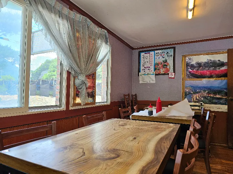 정겨운 분위기의 식당 내부