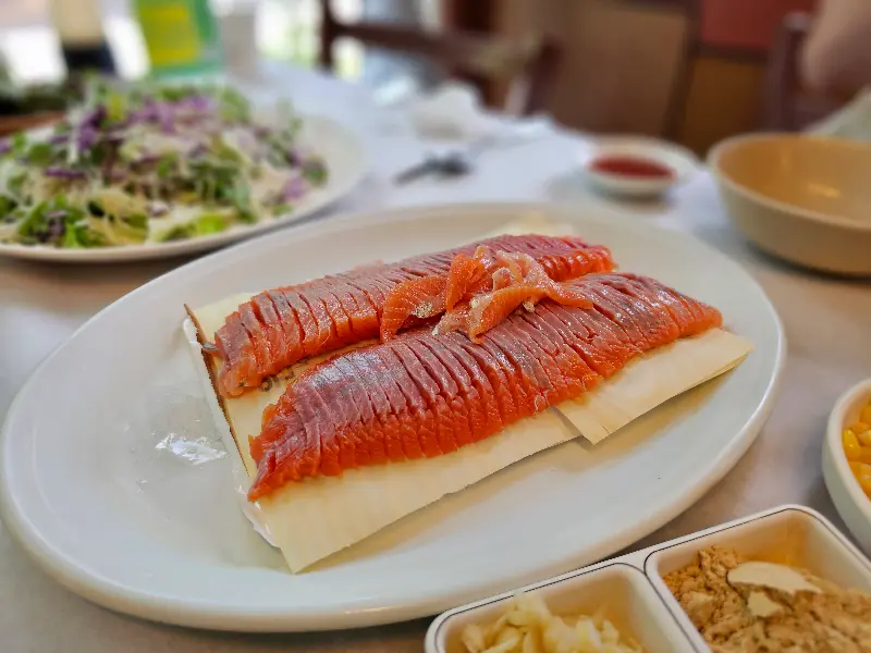 테이블 위에 놓인 송어회 한 상 차림