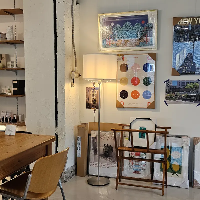 벽에 걸린 그림과 스탠드 조명