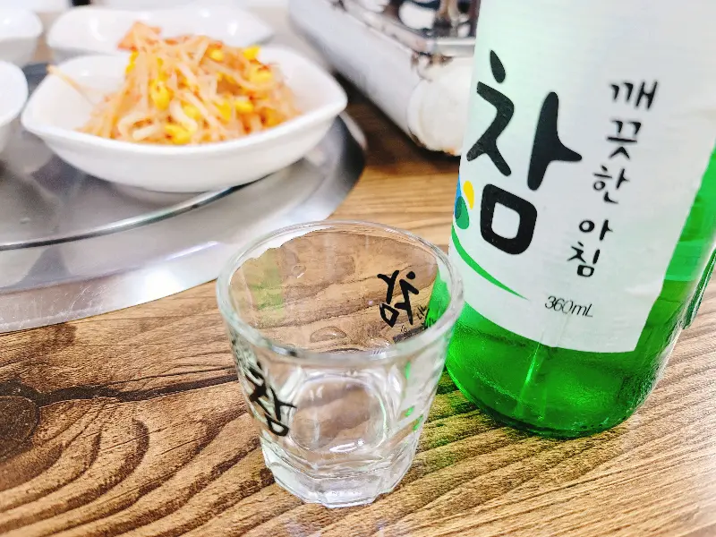 소주잔과 밑반찬