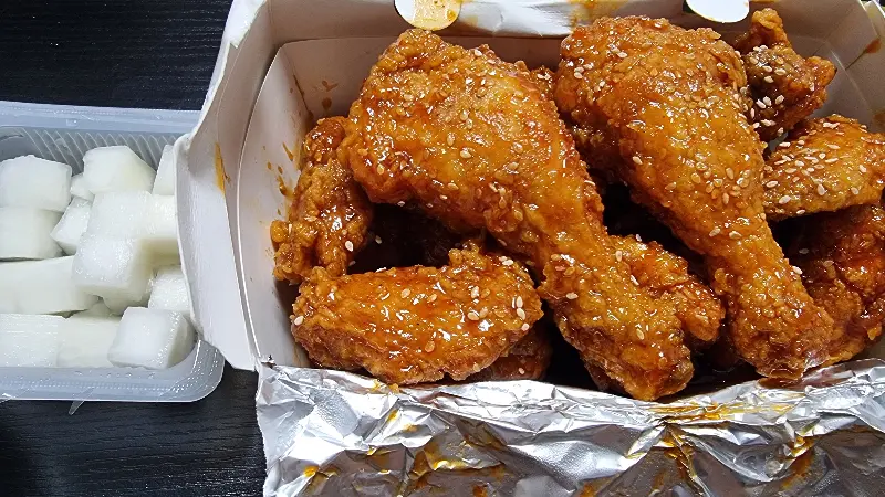 윤기가 흐르는 양념 치킨의 클로즈업