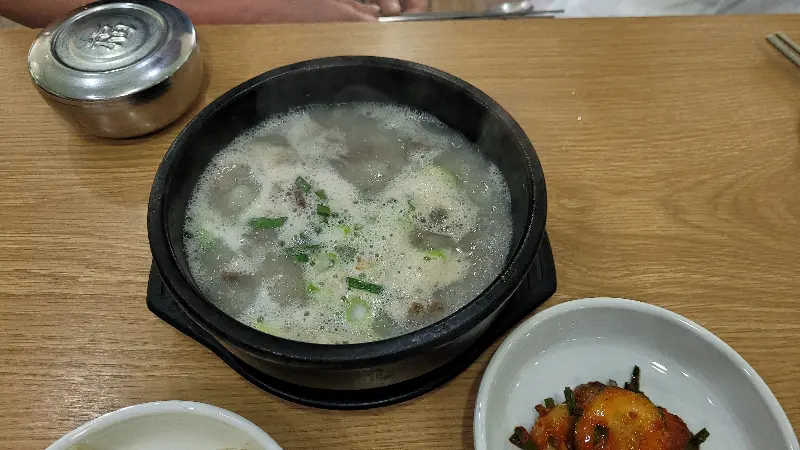 뜨끈한 국물이 일품인 한우 갈비탕