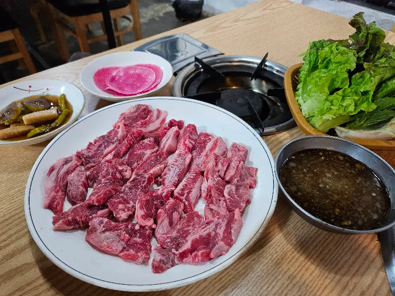 테이블 위에 차려진 소갈비살 한 상