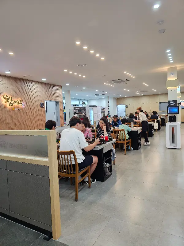 넓고 깔끔한 홀