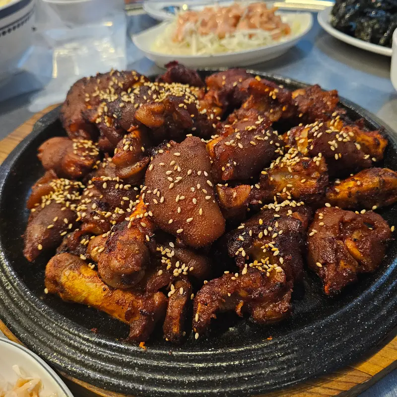 푸짐한 닭발