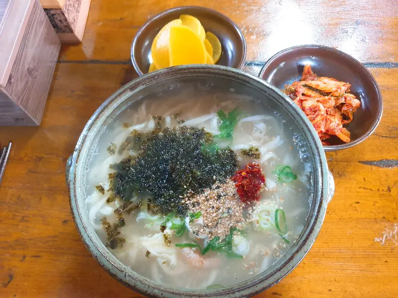 붐비는 식당 내부