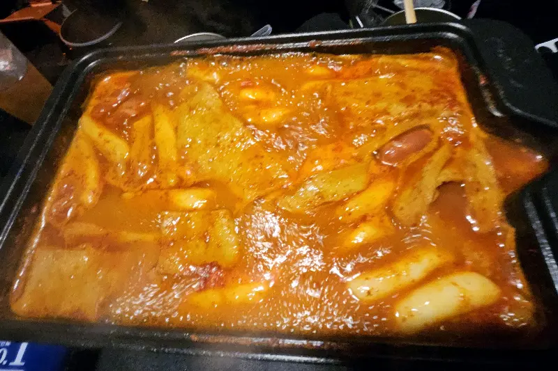 철판에 담겨 보글보글 끓고 있는 엽기떡볶이