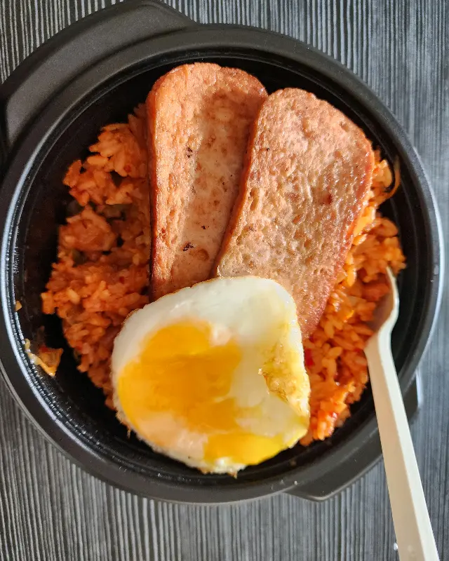 계란과 햄이 올라간 김치볶음밥