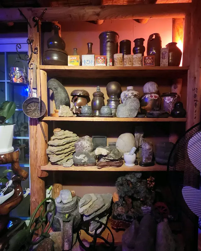 찻집 내부 장식장