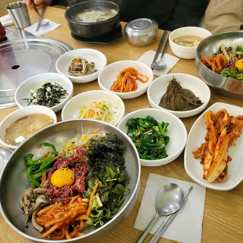 생고기 비빔밥 한상 차림