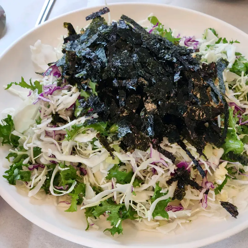 신선한 야채와 김가루가 듬뿍 올려진 샐러드