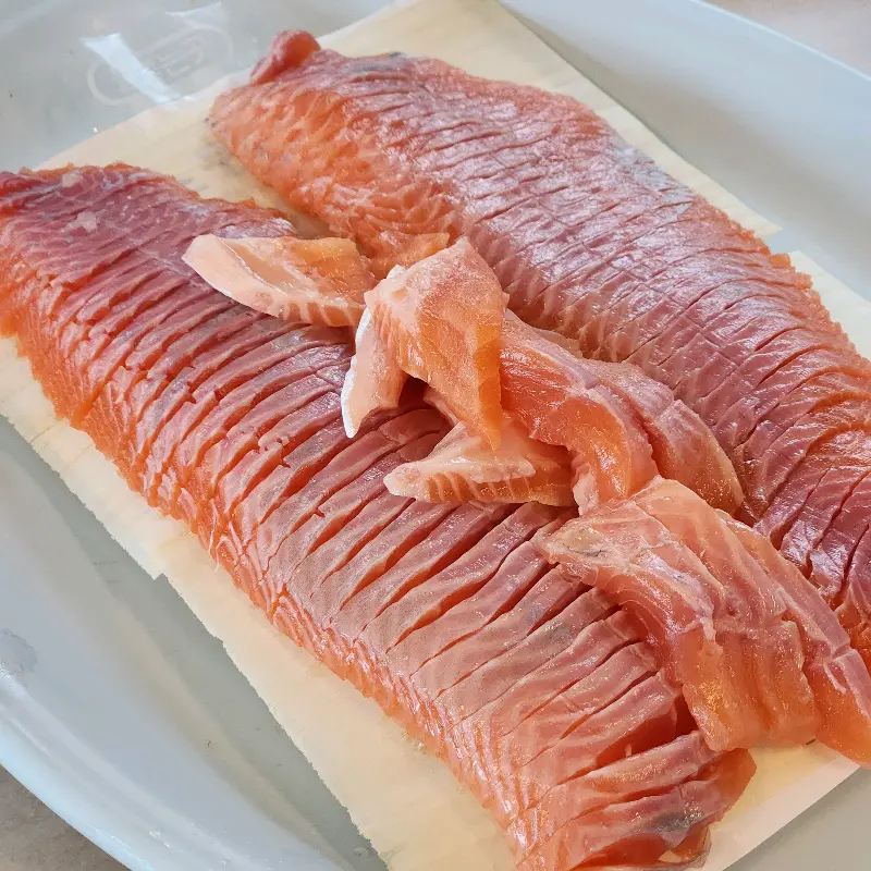 칼집이 섬세하게 들어간 송어회의 아름다운 모습