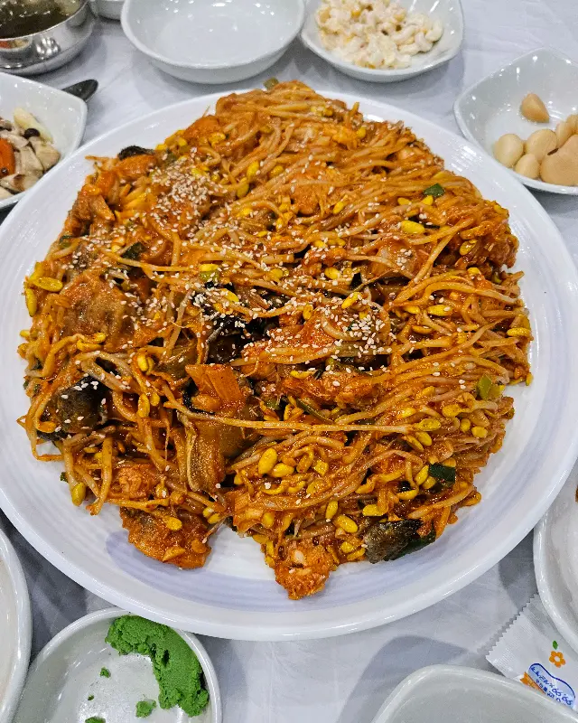 다양한 밑반찬과 함께 즐기는 아구찜