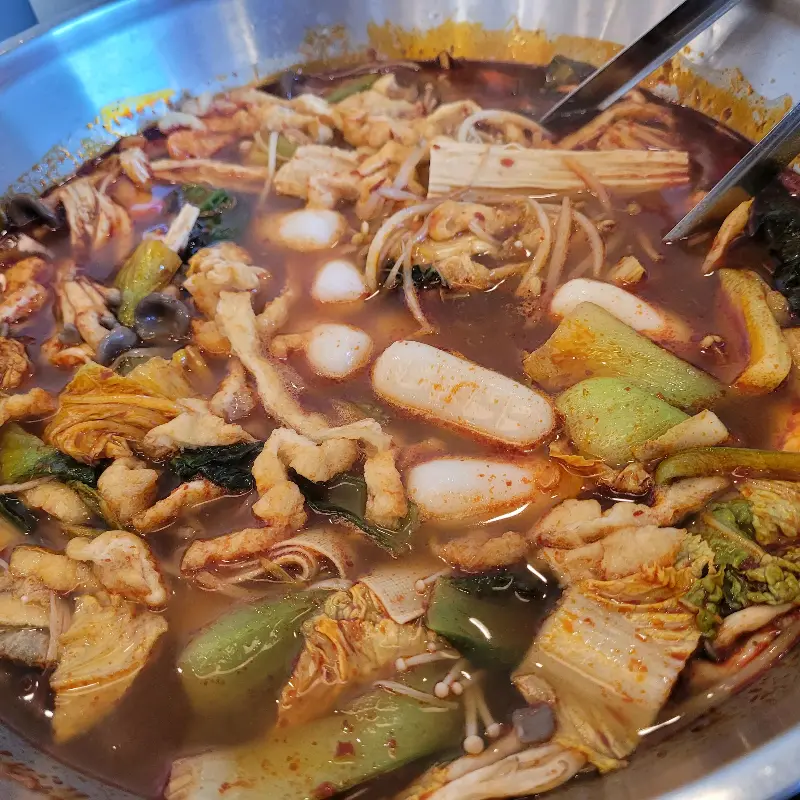 다채로운 재료가 가득한 샐러드바