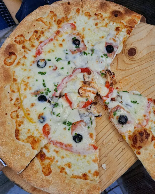 화덕에서 구워진 고르곤졸라 피자의 클로즈업 샷