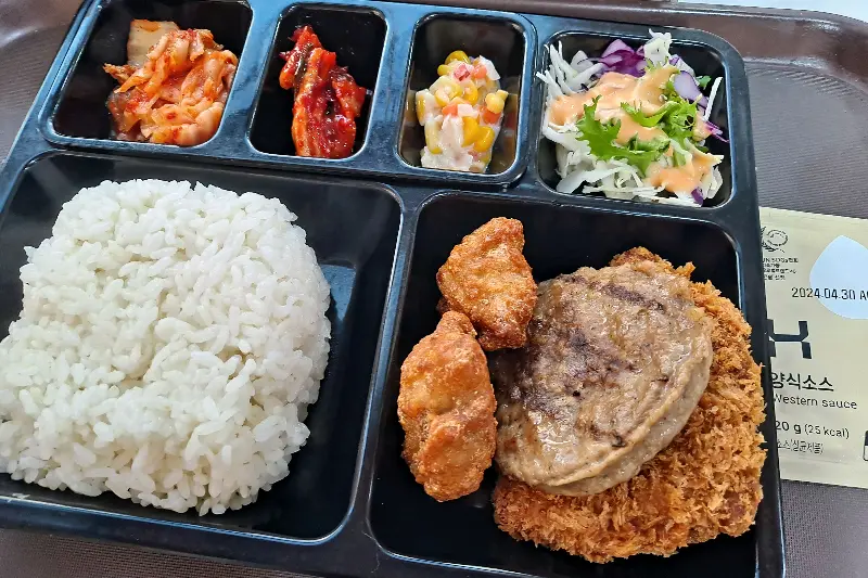 다양한 반찬이 담긴 도시락