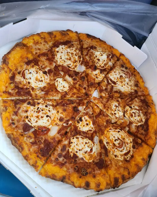 씬 도우의 바삭함이 느껴지는 피자