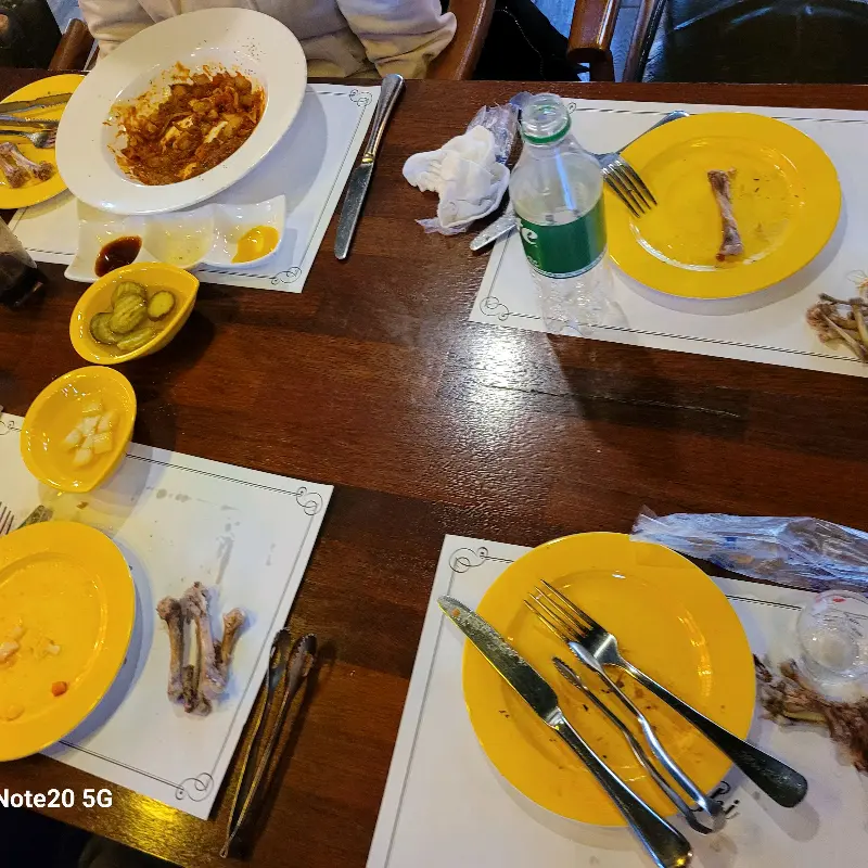 깨끗하게 비워진 접시들