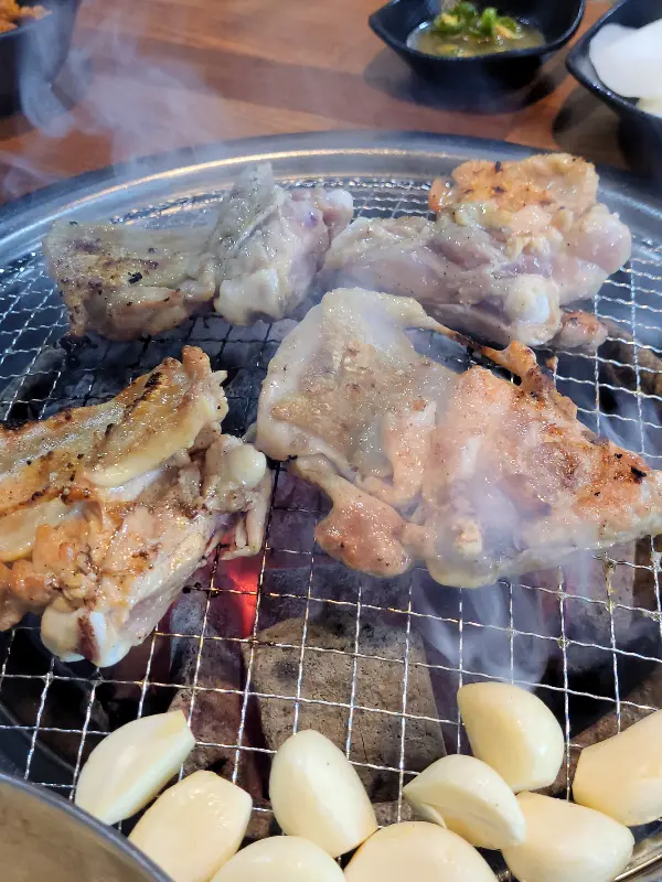 숯불 위에서 익어가는 닭구이