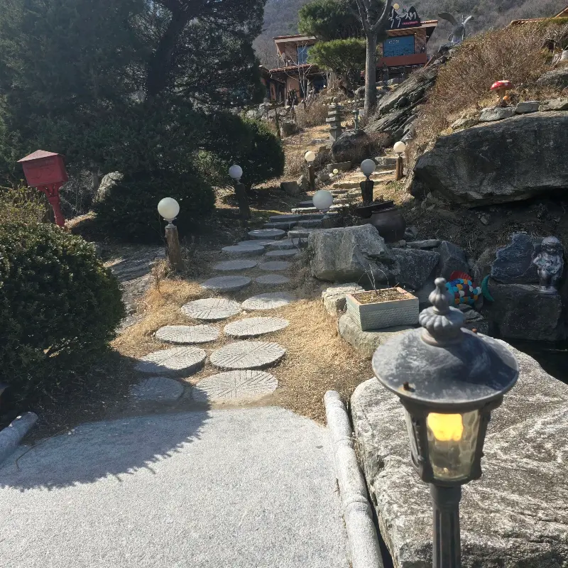카페 외부의 돌길