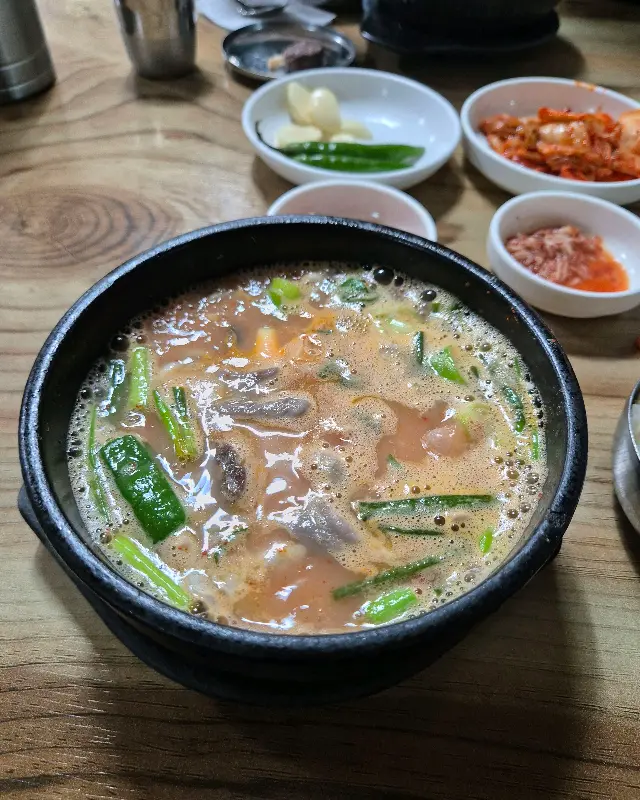 파김치를 넣지 않은 맑은 순대국밥