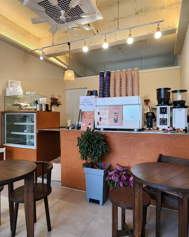 아늑한 분위기의 루미 커피 내부