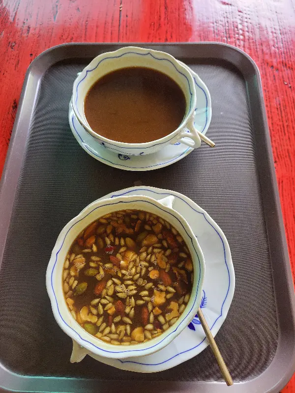 대추차와 커피가 함께 놓인 쟁반