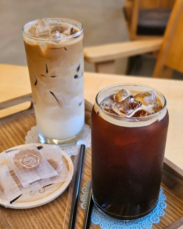 테이크 아웃 컵에 담긴 커피