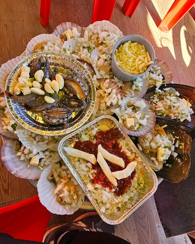 조개구이와 함께 푸짐하게 차려진 한 상