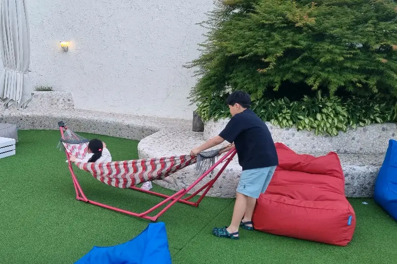 빵과 음료를 들고 환하게 웃는 손님. 즐거운 분위기가 느껴진다.