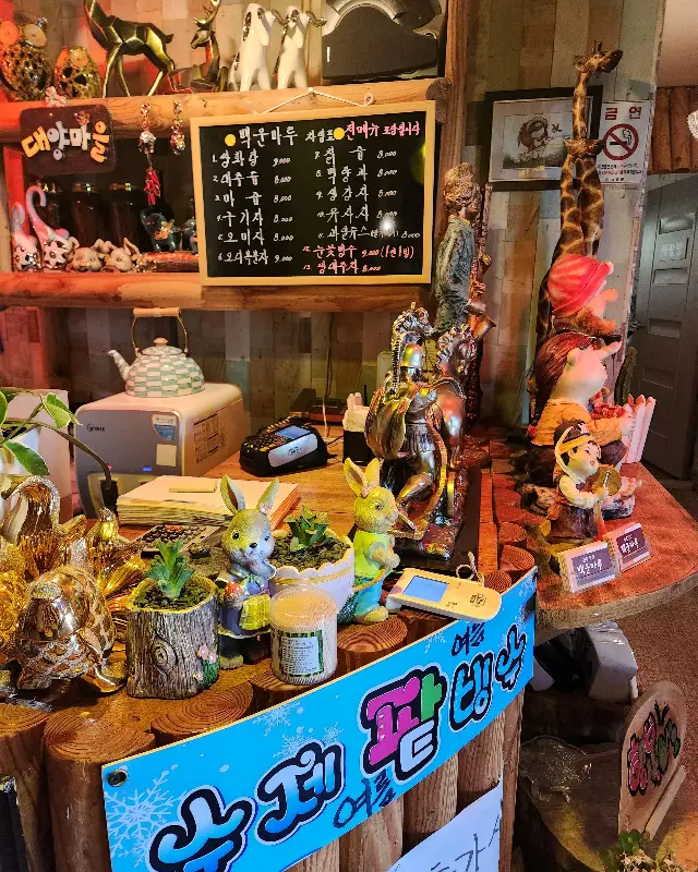 다양한 소품들로 꾸며진 카운터